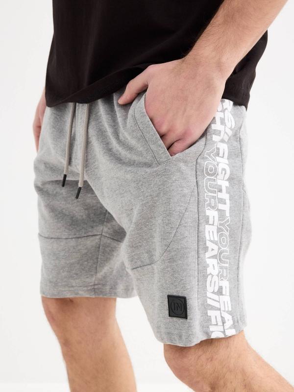 In Side Bermuda Jogger Con Texto