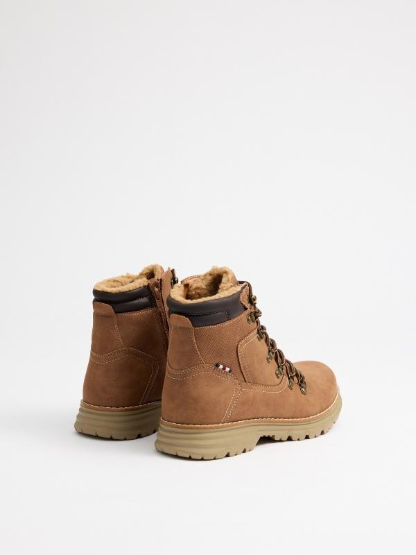 In Side Bota Montañera Con Borreguillo Marrón