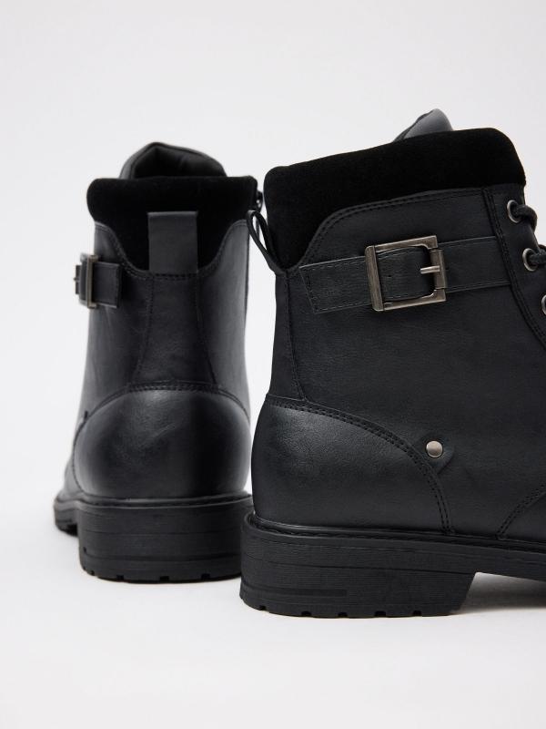 In Side Bota Polipiel Con Hebilla