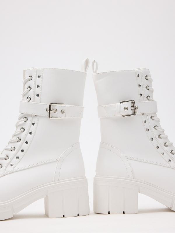 In Side Botin Con Hebilla Y Tachas