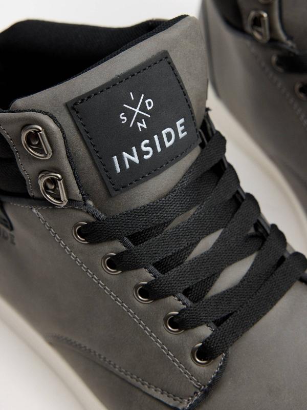 In Side Botín Deportivo Gris Cuello Acolchado