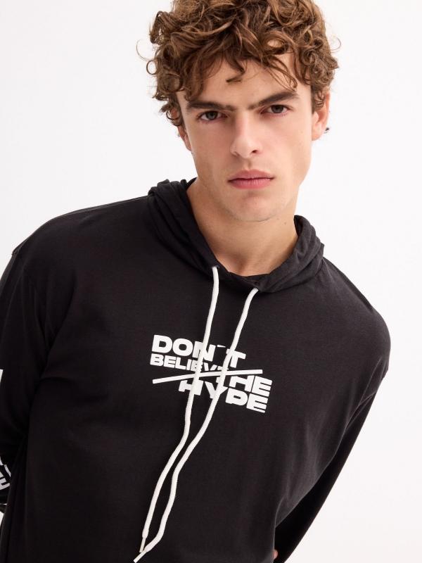 In Side Camiseta Capucha Estampada