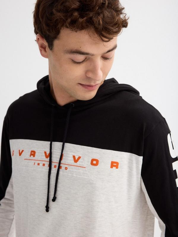 In Side Camiseta Con Texto Y Capucha