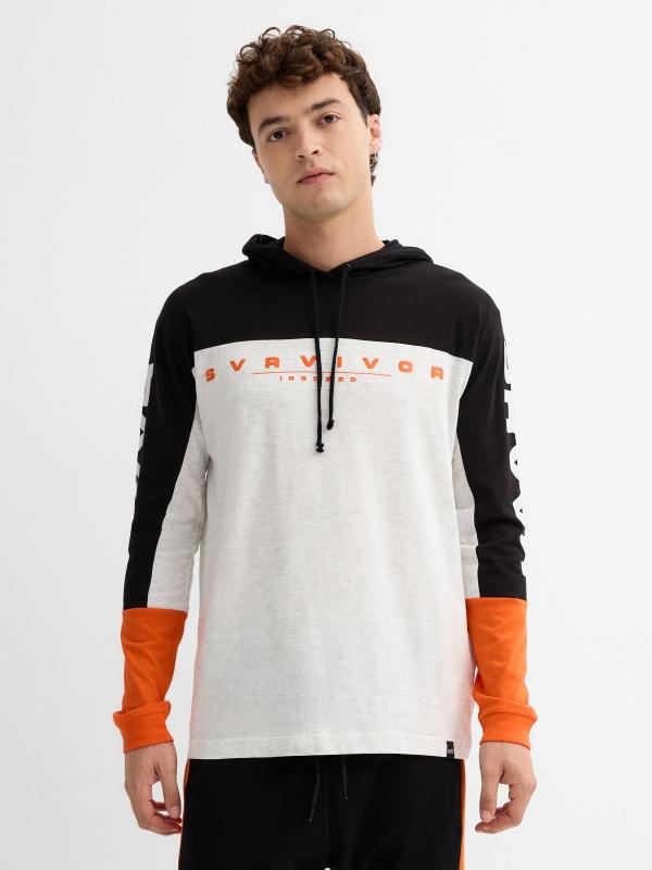 In side Camiseta con texto y capucha