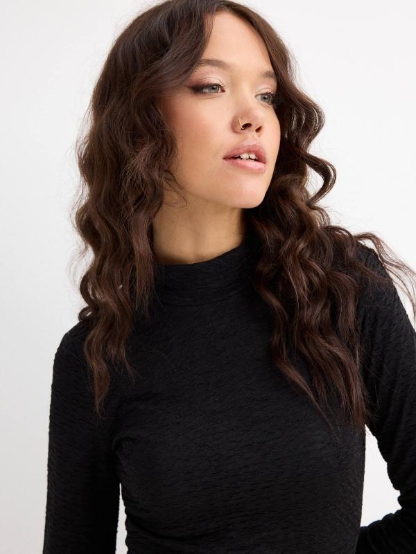 In Side Camiseta Con Textura Y Cut Out