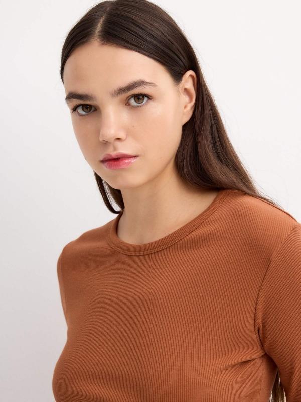 In Side Camiseta Crop Slim Básica