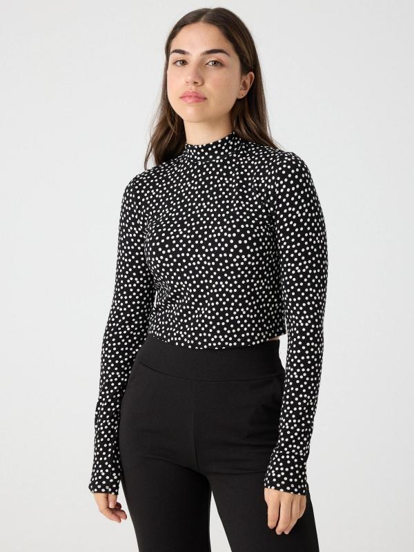 In side Camiseta cropped lunares cuello alto