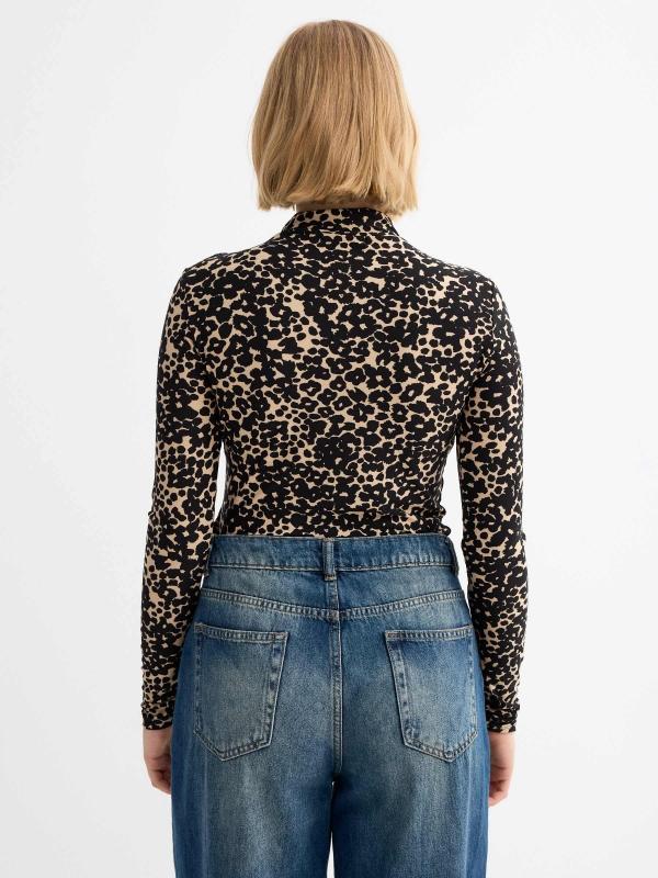 In Side Camiseta Cuello Alto Animal Print