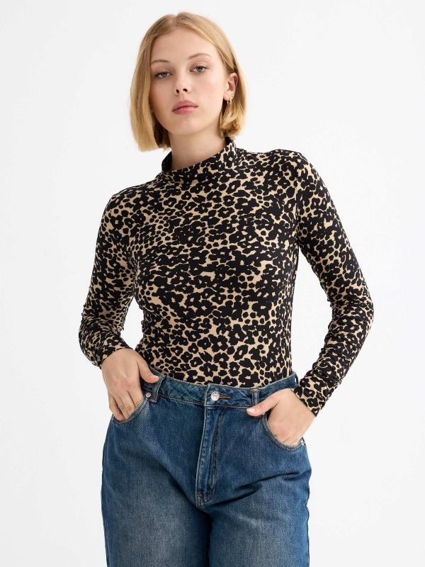 In side Camiseta cuello alto animal print