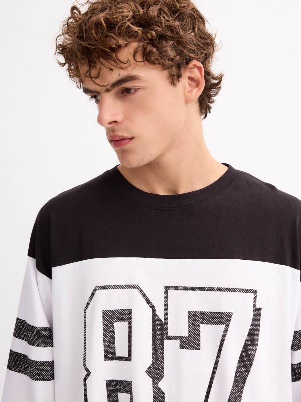 In Side Camiseta Estampada Universitaria