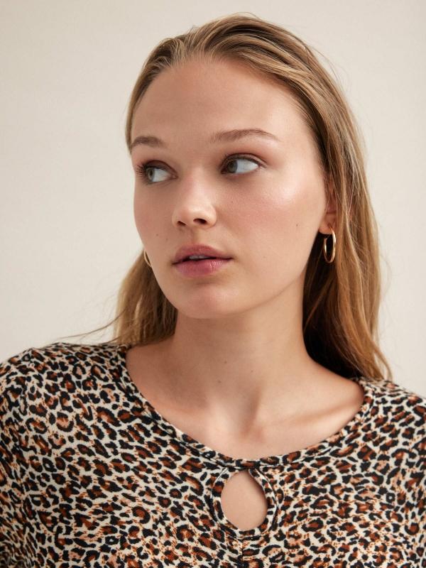 In Side Camiseta Frunce Con Animal Print
