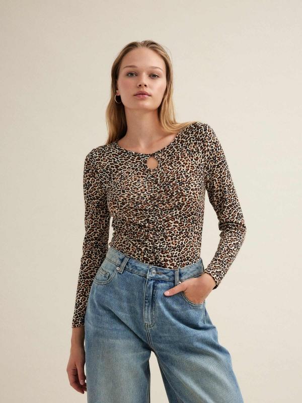 In side Camiseta frunce con animal print