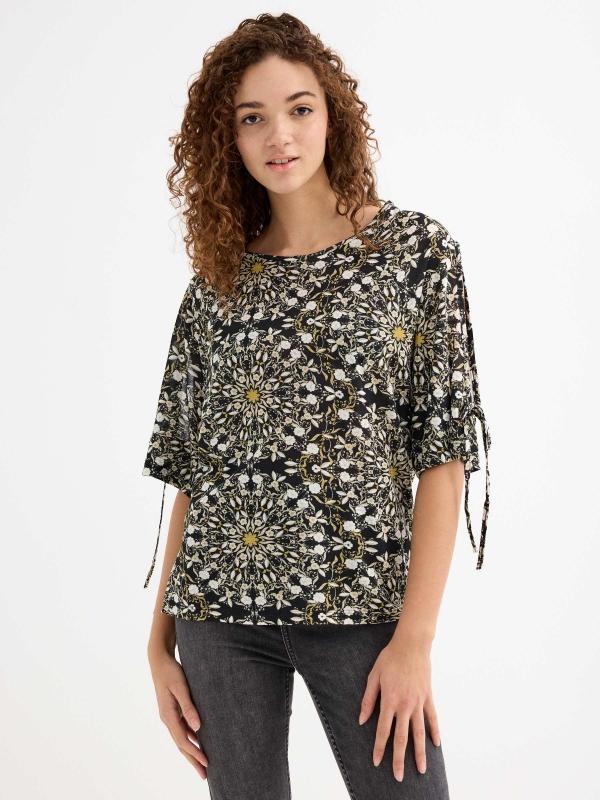 In side Camiseta manga corta estampada lazos