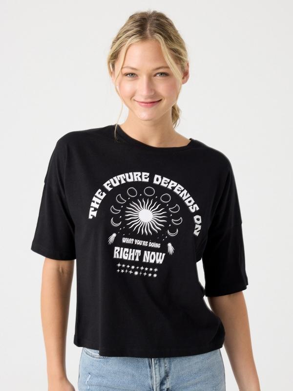 In side Camiseta negra manga 3/4 estampada