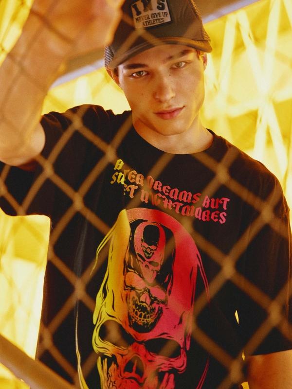 In side Camiseta oversized calaveras