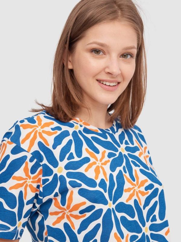 In Side Camiseta Print Flores Con Nudo
