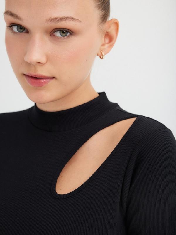 In Side Camiseta Slim Con Cut Out