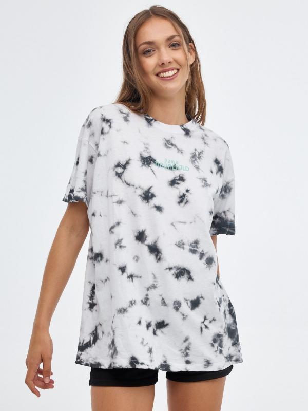 In side Camiseta tie&dye con texto