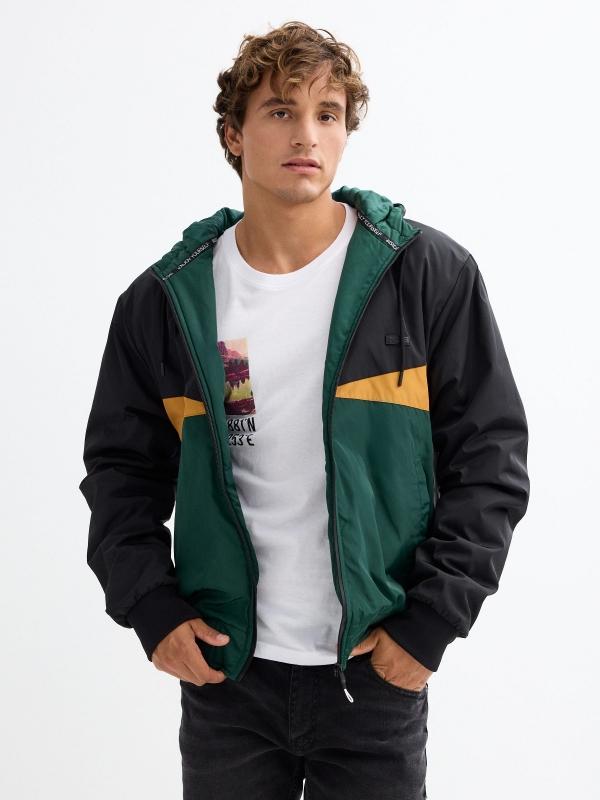 In side Cazadora acolchada color block capucha