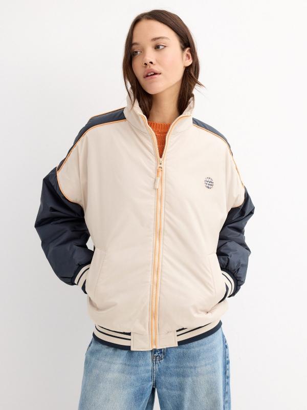 In side Cazadora color block y gráfico