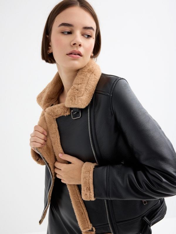 In Side Cazadora Cuello Solapa Con Pelo