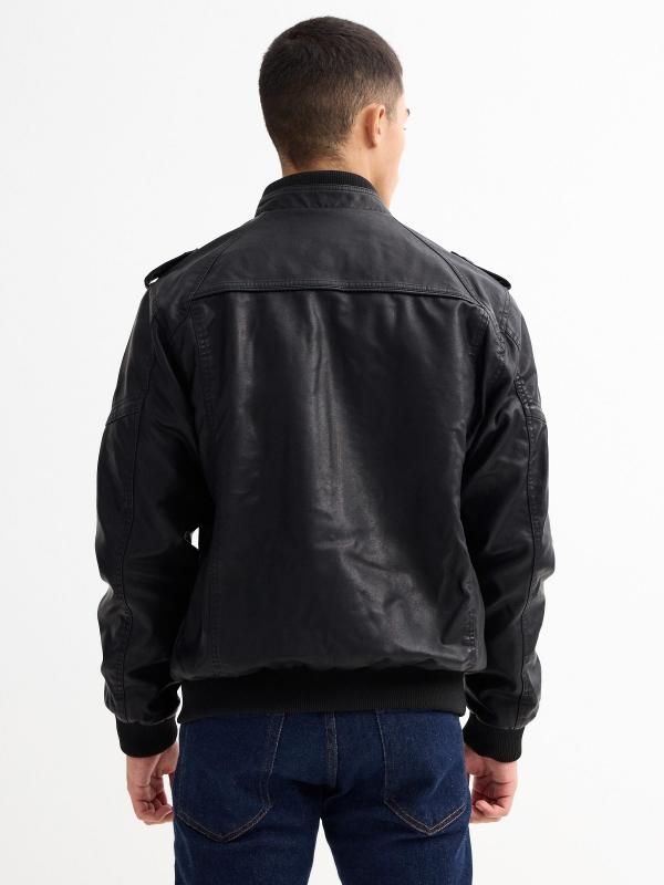 In Side Cazadora Efecto Piel Negra