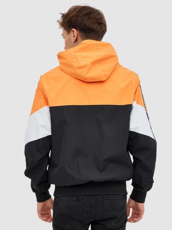 In Side Cazadora Ligera Con Capucha