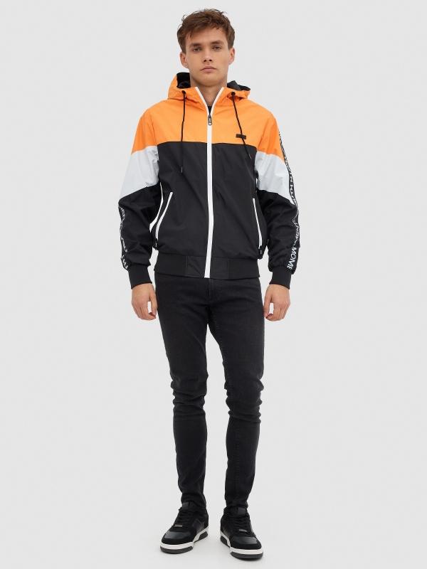 In Side Cazadora Ligera Con Capucha