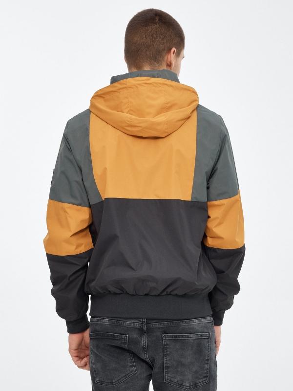 In Side Cazadora Ligera Con Capucha