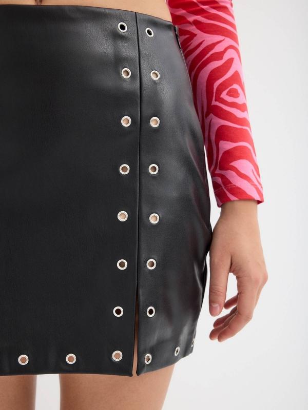 In Side Falda Mini Negra Efecto Piel Tachas