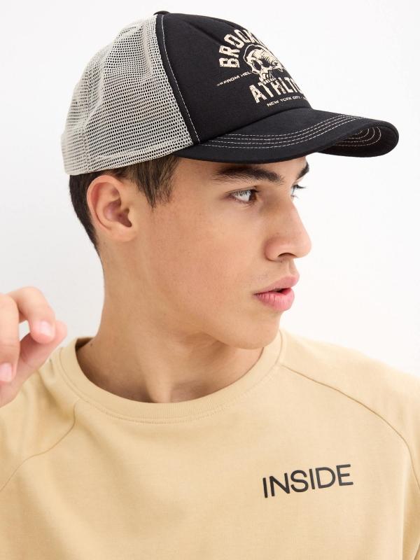 In side Gorra trucker contraste