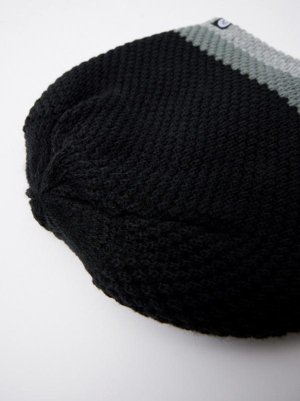 In Side Gorro Negro