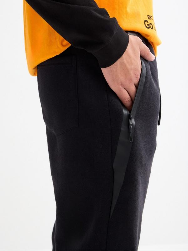 In Side Pantalón Jogger Negro Bolsillos