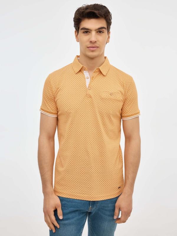 In side Polo amarillo print geométrico