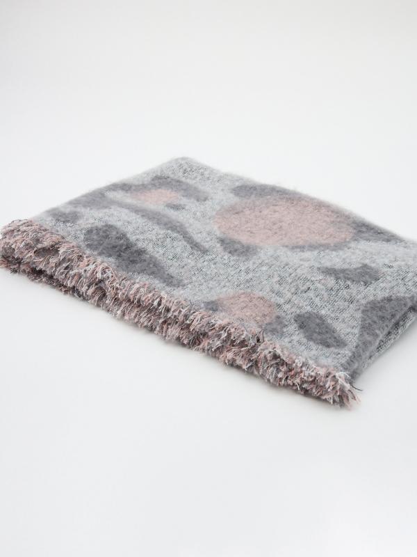 In side Poncho gris con manchas