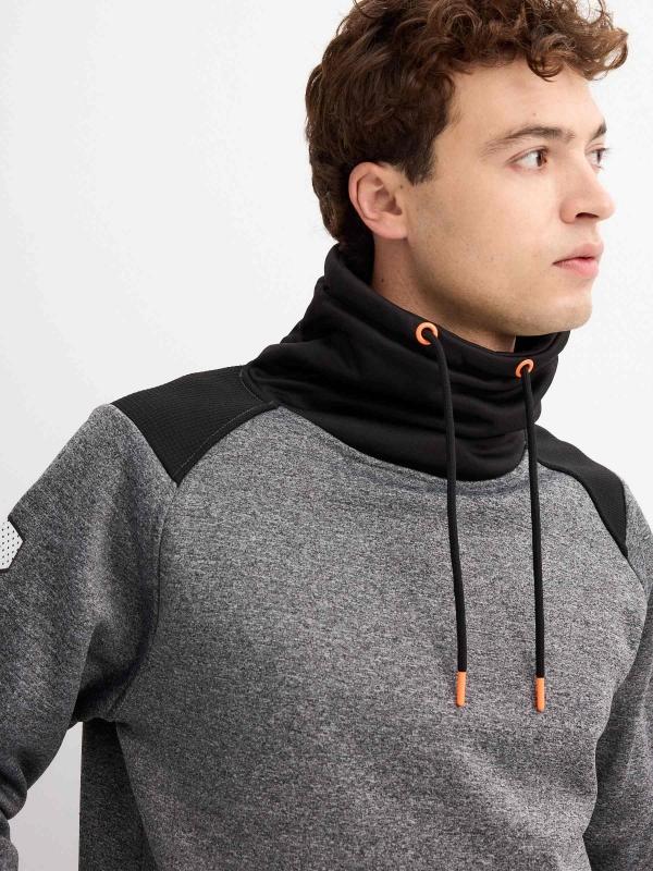 In Side Sudadera Cuello Alto Texto