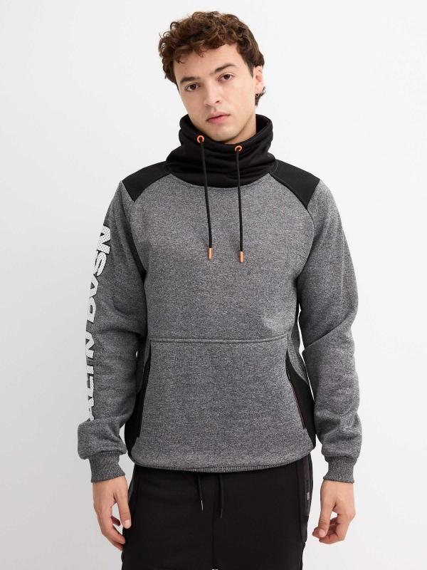In side Sudadera cuello alto texto