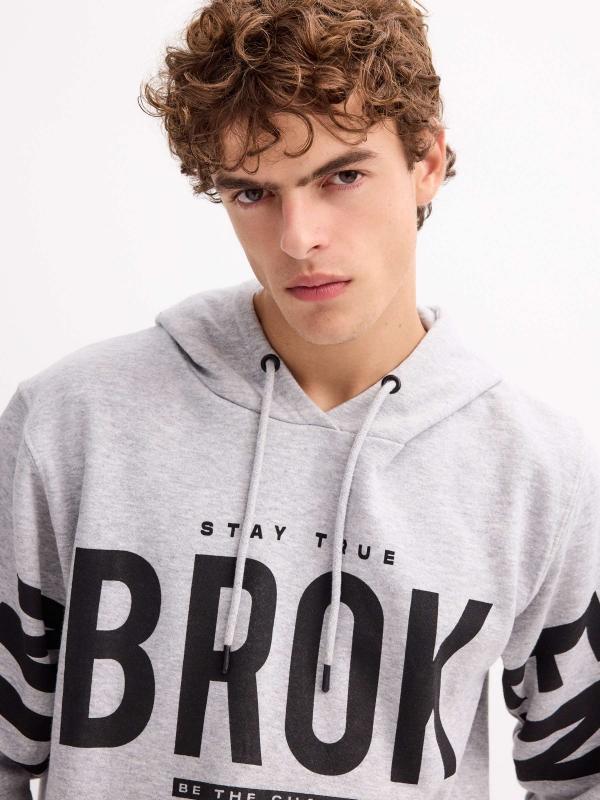 In Side Sudadera Gris Estampada