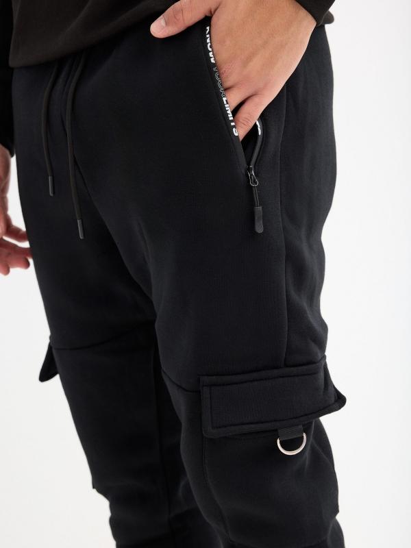 In Side Pantalón Jogger Deportivo Negro Multibolsillos