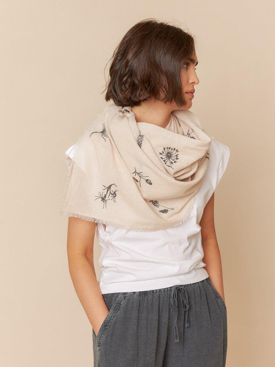 Indi & cold FULAR FLOR DE PLUMILLA