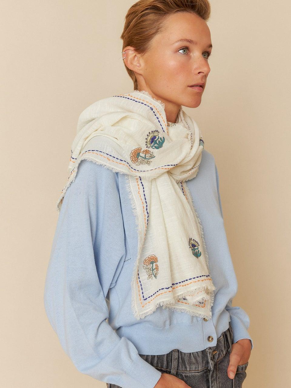 Indi & Cold FULAR RAMILLETE BORDADO