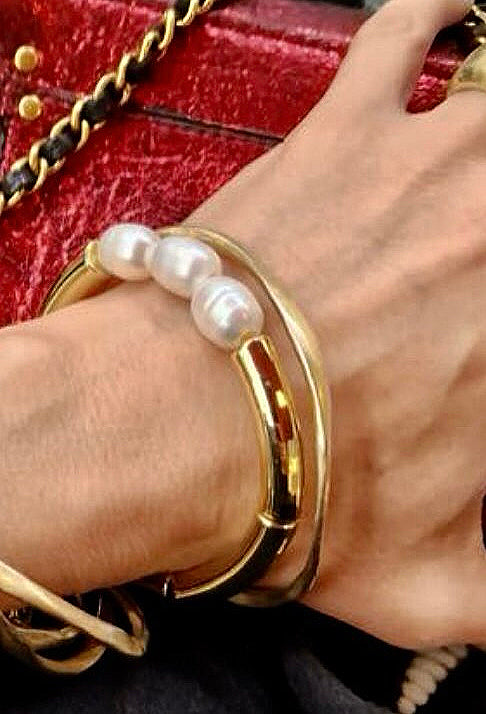 jolie jolie Pulsera elástica perlas resina dorada