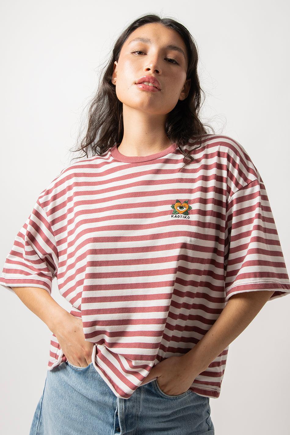 Kaotiko Camiseta Burgundy Heart Stripes