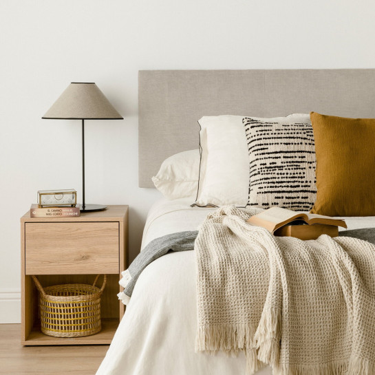 Kenay Home Conjunto Cabecero Tapizado 150 Beige Ilan + 2 Mesitas De Noche Natural 1 Cajón Hegas