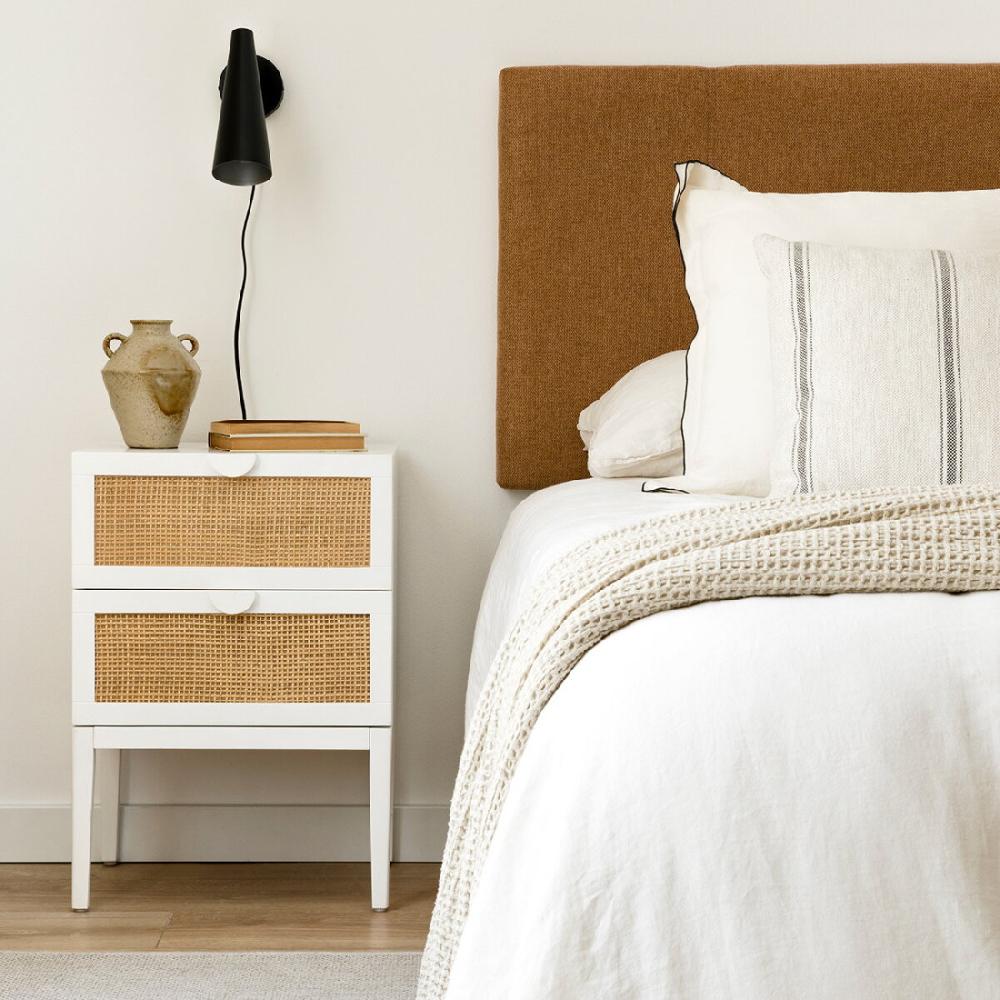 kenay home Mesita de noche blanca y ratán 2 cajones