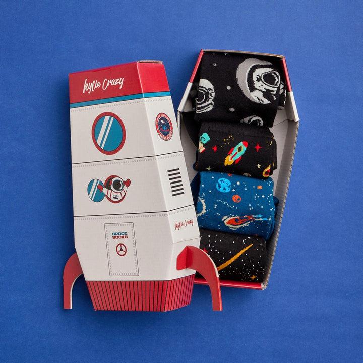 Kylie Crazy Original Pack Regalo Con 4 Pares Diferentes De Calcetines + Caja De COHETE (ASTRONAUTAS)