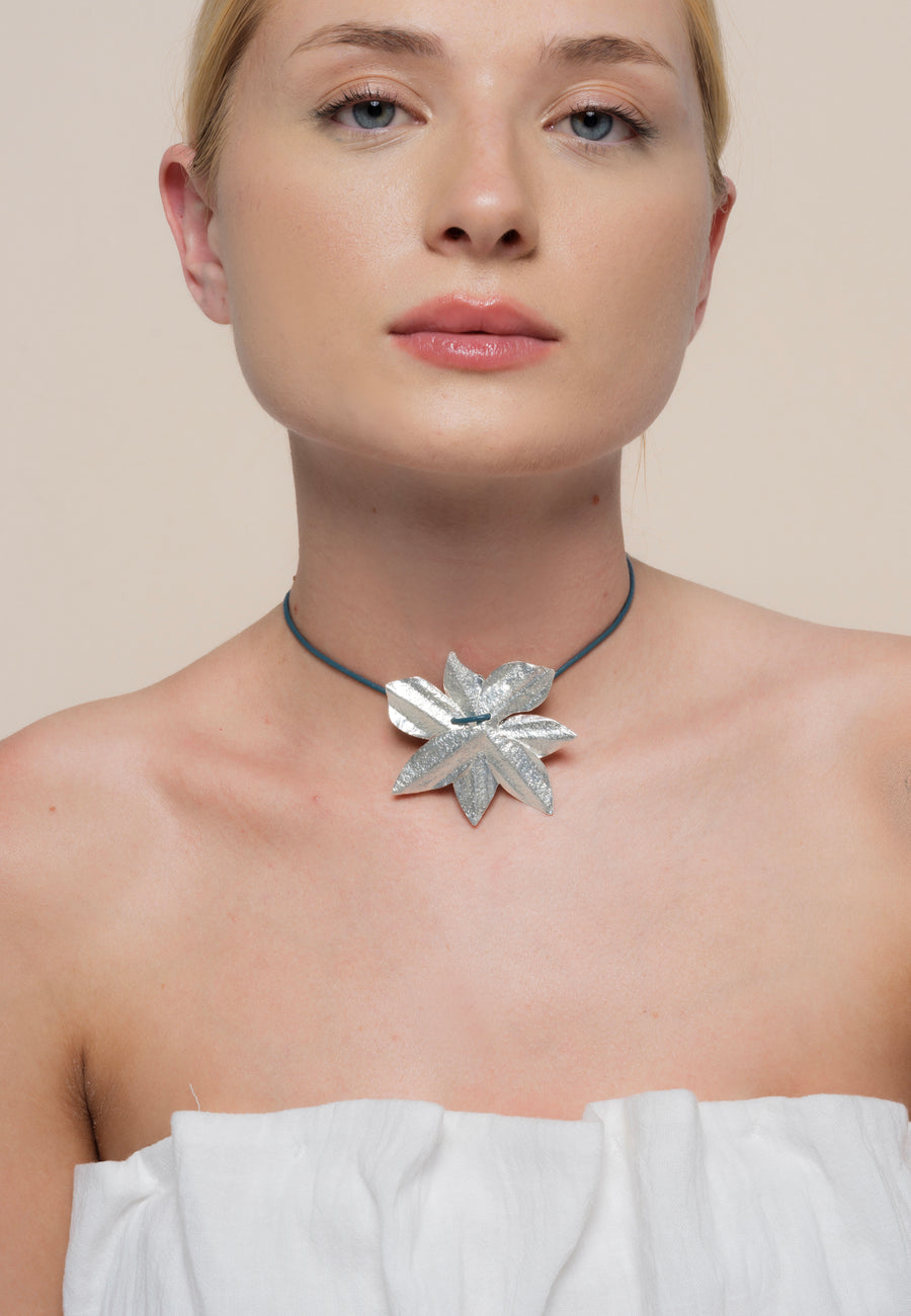Lavani Collar Lotus Flower Plata