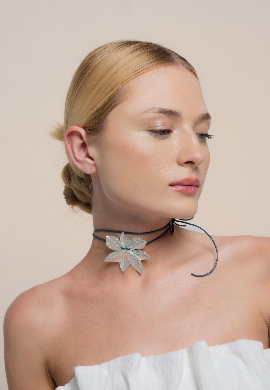 Lavani Collar Lotus Flower Plata