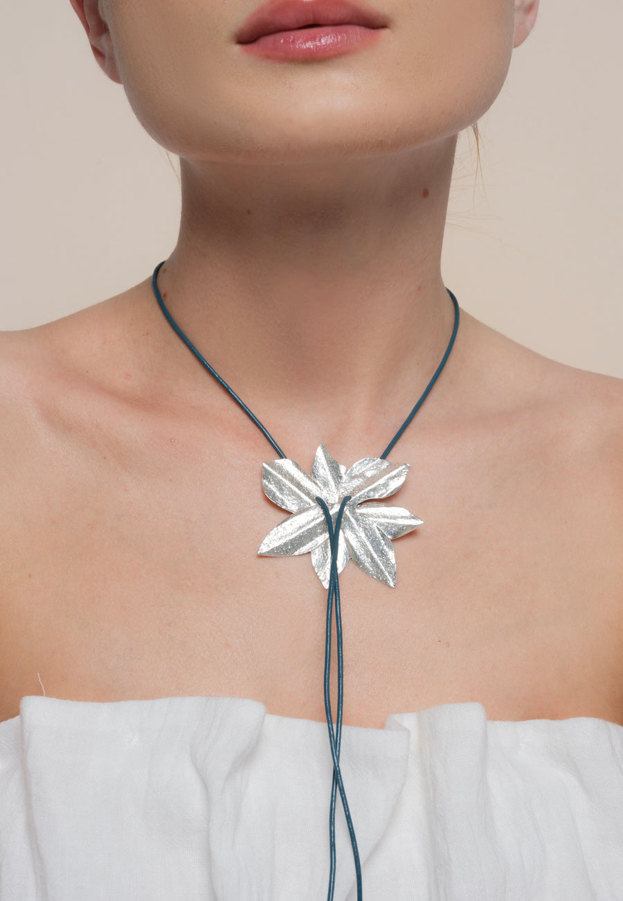 lavani Collar Lotus Flower Plata