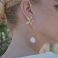 Lavani Pendientes White Lotus